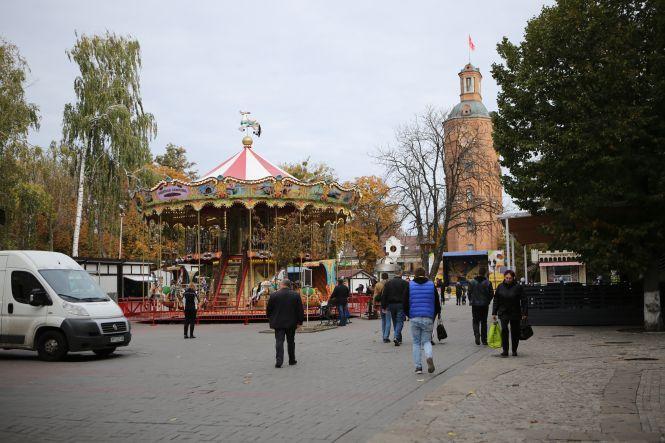 ФОТО ДНЯ. Біля Вежі поставили велетенську карусель з кониками, фото №1 на сайті 20minut.ua