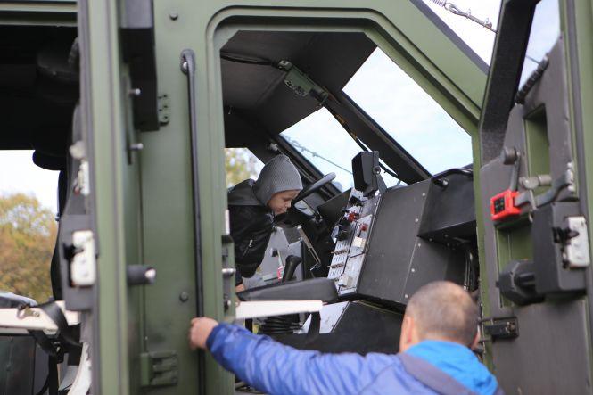 Новини Вінниці - фото з Панцерник «Петлюра», броньовик «Варта», гармати. У Вінниці триває виставка військової техніки Панцерник «Петлюра», броньовик «Варта», гармати. У Вінниці триває виставка військової техніки, фото №4 на сайті 20minut.ua
