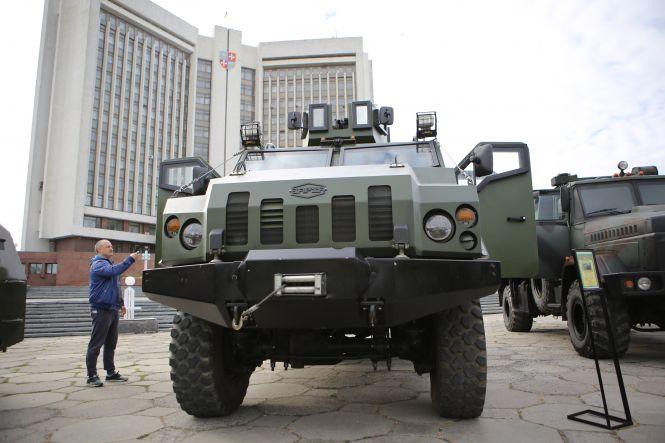 Новини Вінниці - фото з Панцерник «Петлюра», броньовик «Варта», гармати. У Вінниці триває виставка військової техніки Панцерник «Петлюра», броньовик «Варта», гармати. У Вінниці триває виставка військової техніки, фото №3 на сайті 20minut.ua