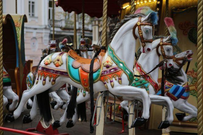 ФОТО ДНЯ. Біля Вежі поставили велетенську карусель з кониками, фото №2 на сайті 20minut.ua