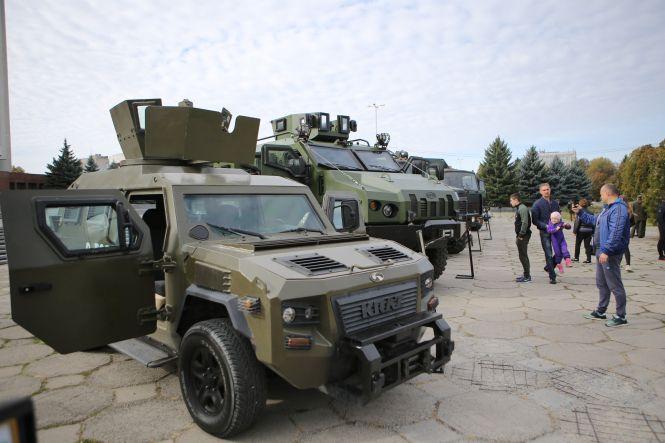 Новини Вінниці - фото з Панцерник «Петлюра», броньовик «Варта», гармати. У Вінниці триває виставка військової техніки Панцерник «Петлюра», броньовик «Варта», гармати. У Вінниці триває виставка військової техніки, фото №5 на сайті 20minut.ua