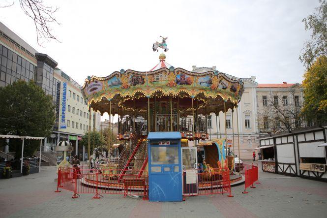 ФОТО ДНЯ. Біля Вежі поставили велетенську карусель з кониками, фото №3 на сайті 20minut.ua