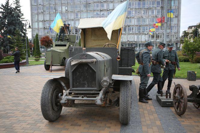 Новини Вінниці - фото з Панцерник «Петлюра», броньовик «Варта», гармати. У Вінниці триває виставка військової техніки Панцерник «Петлюра», броньовик «Варта», гармати. У Вінниці триває виставка військової техніки, фото №2 на сайті 20minut.ua