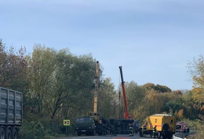 У Хмельницькому районі серед траси перекинулася вантажівка (ФОТО), фото №2 на сайті vsim.ua