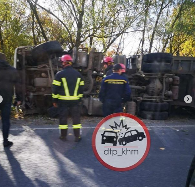 У Хмельницькому районі серед траси перекинулася вантажівка (ФОТО), фото №3 на сайті vsim.ua