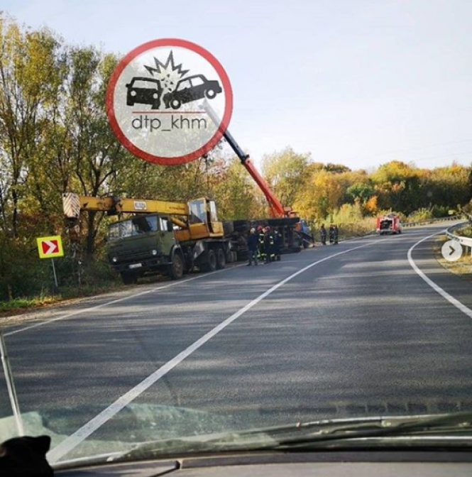 У Хмельницькому районі серед траси перекинулася вантажівка (ФОТО), фото №4 на сайті vsim.ua