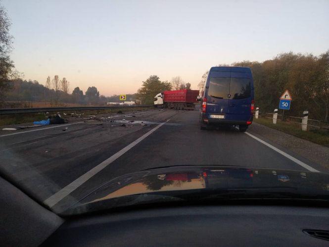"Лоб у лоб фура з бусом": вночі поблизу Тернополя трапилась ДТП, фото №1 на сайті 20minut.ua