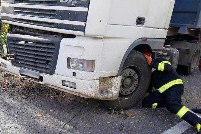 Новини Хмельницького - фото з У Хмельницькому районі серед траси перекинулася вантажівка (ФОТО) У Хмельницькому районі серед траси перекинулася вантажівка (ФОТО), фото №1 на сайті vsim.ua