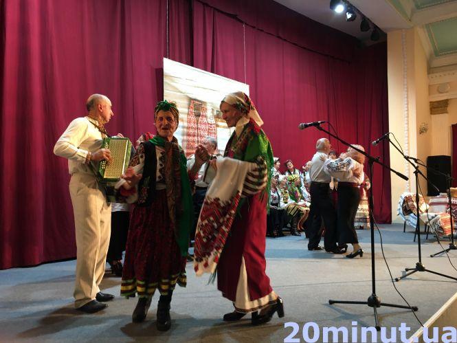 Новини Тернополя - фото з Відео дня: бабусі та дідусі показали свої “Файні вечорниці”
