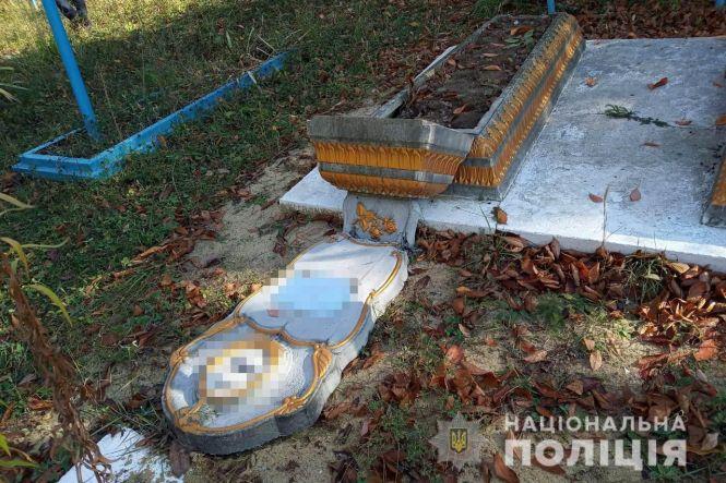 Зламав хрести та пам’ятники. Вандал не знає, чому він влаштував наругу на цвинтарі, фото №2 на сайті 20minut.ua