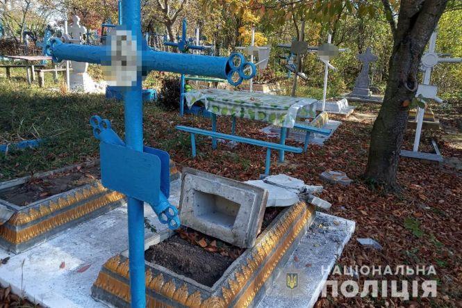 Зламав хрести та пам’ятники. Вандал не знає, чому він влаштував наругу на цвинтарі, фото №1 на сайті 20minut.ua