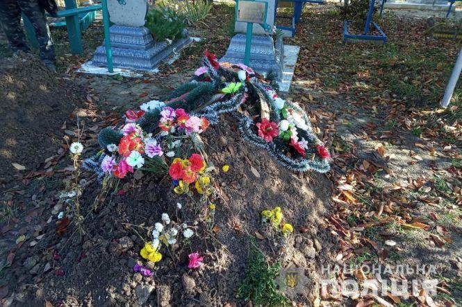 Зламав хрести та пам’ятники. Вандал не знає, чому він влаштував наругу на цвинтарі, фото №4 на сайті 20minut.ua