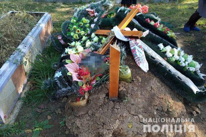 Зламав хрести та пам’ятники. Вандал не знає, чому він влаштував наругу на цвинтарі, фото №3 на сайті 20minut.ua