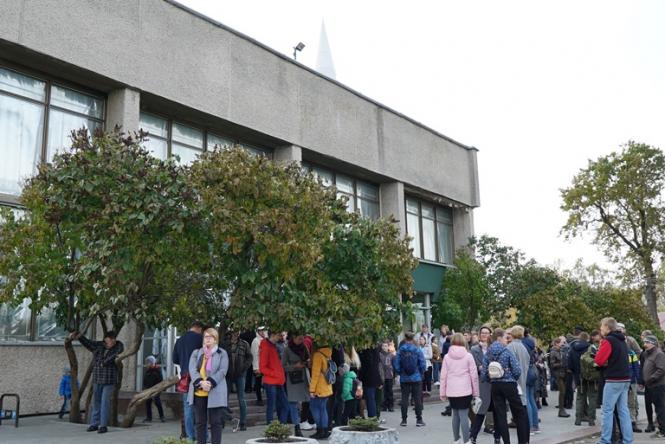 Новини Житомира - фото з Біля сотні житомирян на чолі з представниками влади зустріли американську астронавтку Гайдемарі Стефанишин-Пайпер 1 7