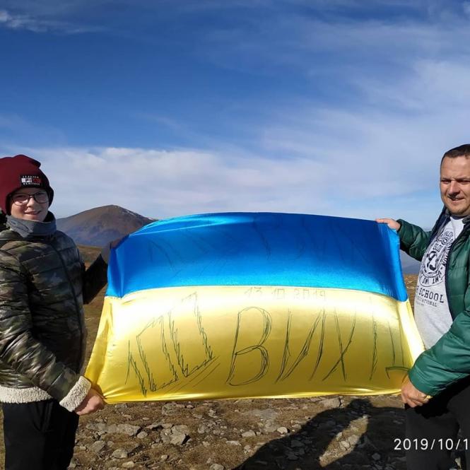 Новини Хмельницького - фото з Найвища точка України “диміла” жовто-блакитним: як хмельничанин всоте підкорив Говерлу На изображении может находиться: 2 человека, люди улыбаются, люди стоят, небо и на улице