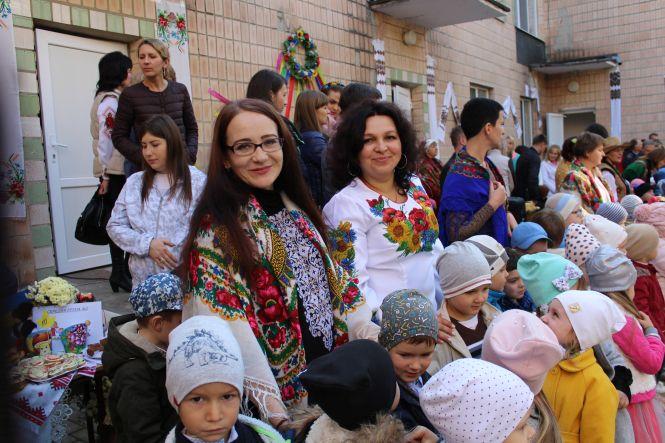 Новини Тернополя - фото з На "Осінньому ярмарку" в тернопільському садочку продавали сирники, мафіни та кейк-попси На "Осінньому ярмарку" в тернопільському садочку продавали сирники, мафіни та кейк-попси, фото №1 на сайті 20minut.ua