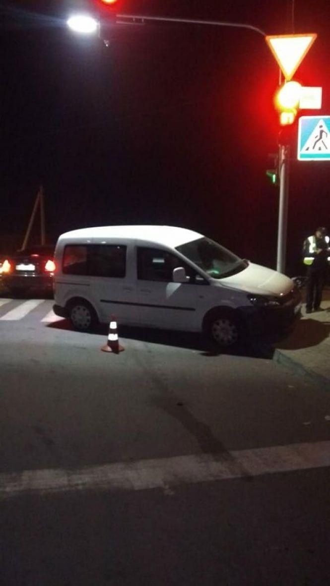 Новини Хмельницького - фото з У Хмельницькому п'янючий водій Volkswagen влетів у світлофор (ФОТО) У Хмельницькому п'янючий водій Volkswagen влетів у світлофор (ФОТО), фото №1 на сайті vsim.ua