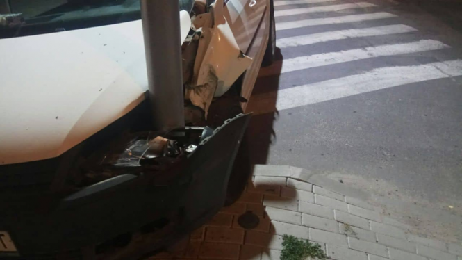 Новини Хмельницького - фото з У Хмельницькому п'янючий водій Volkswagen влетів у світлофор (ФОТО) У Хмельницькому п'янючий водій Volkswagen влетів у світлофор (ФОТО), фото №2 на сайті vsim.ua