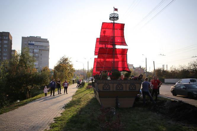 Новини Вінниці - фото з Червоні вітрила Вінниці: на Тяжилові поставили клумбу-корабель «Мрія» Червоні вітрила Вінниці: на Тяжилові поставили клумбу-корабель «Мрія», фото №5 на сайті 20minut.ua