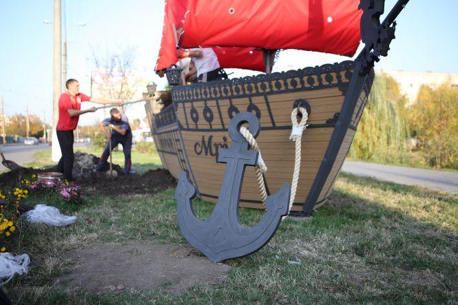 Новини Вінниці - фото з Червоні вітрила Вінниці: на Тяжилові поставили клумбу-корабель «Мрія» Червоні вітрила Вінниці: на Тяжилові поставили клумбу-корабель «Мрія», фото №4 на сайті 20minut.ua