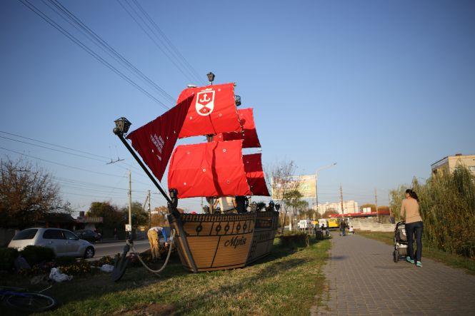 Новини Вінниці - фото з Червоні вітрила Вінниці: на Тяжилові поставили клумбу-корабель «Мрія» Червоні вітрила Вінниці: на Тяжилові поставили клумбу-корабель «Мрія», фото №1 на сайті 20minut.ua