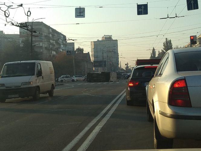 ДТП на Київській: перекинутий бус паралізував рух. Перші подробиці (ВІДЕО), фото №6 на сайті 20minut.ua