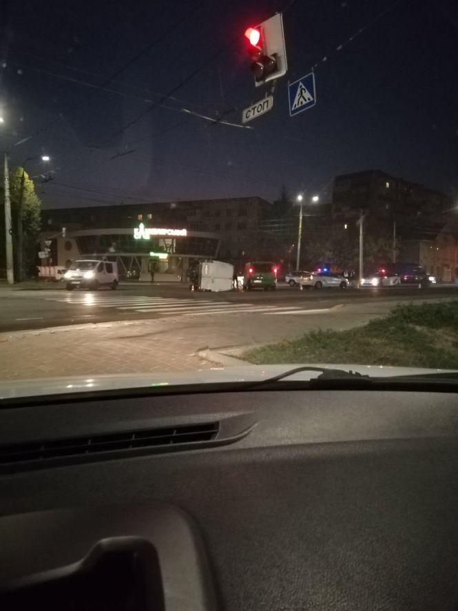 ДТП на Київській: перекинутий бус паралізував рух. Перші подробиці (ВІДЕО), фото №1 на сайті 20minut.ua