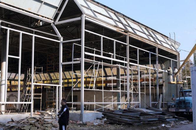 На вул. Братів Бойчуків ремонтують спортивний комплекс та басейн. Що уже зробили?, фото №1 на сайті 20minut.ua