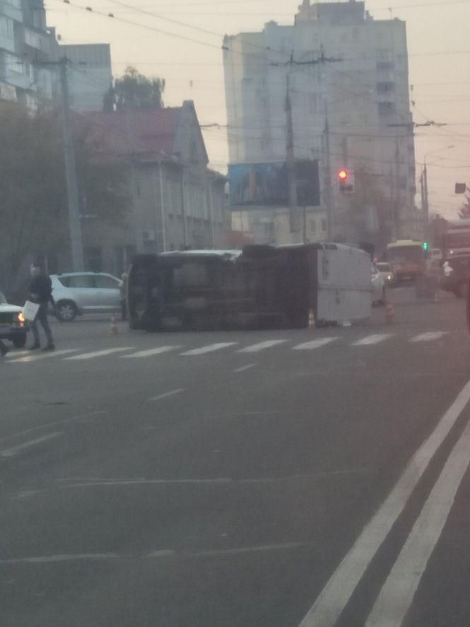 ДТП на Київській: перекинутий бус паралізував рух. Перші подробиці (ВІДЕО), фото №2 на сайті 20minut.ua