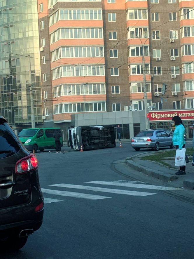 ДТП на Київській: перекинутий бус паралізував рух. Перші подробиці (ВІДЕО), фото №4 на сайті 20minut.ua