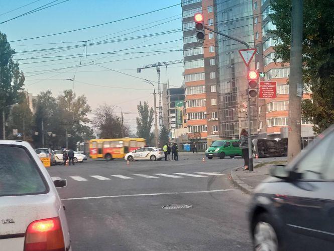 ДТП на Київській: перекинутий бус паралізував рух. Перші подробиці (ВІДЕО), фото №3 на сайті 20minut.ua