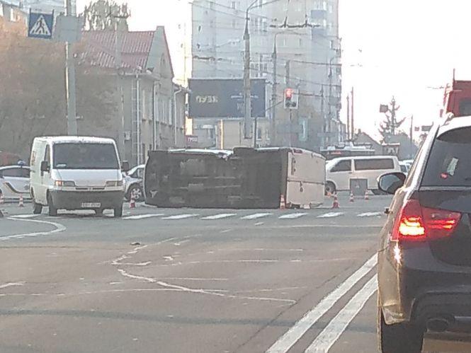 ДТП на Київській: перекинутий бус паралізував рух. Перші подробиці (ВІДЕО), фото №5 на сайті 20minut.ua