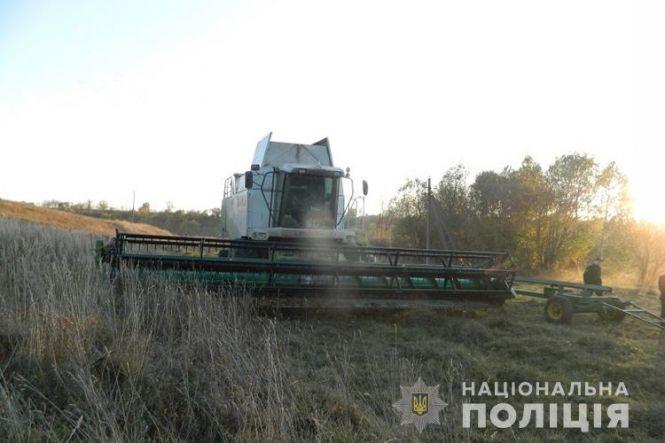 Новини Тернополя - фото з На Тернопільщині під колесами комбайну загинув його водій На Тернопільщині під колесами комбайну загинув його водій, фото №1 на сайті 20minut.ua
