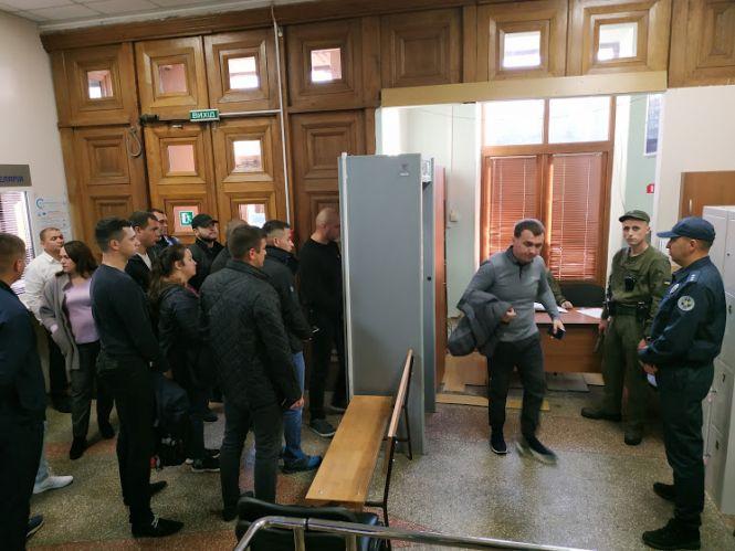 Новини Вінниці - фото з Боднарчука, що стріляв на заправці, не взяли під варту. Після суду в нього кидали яйцями Боднарчука, що стріляв на заправці, не взяли під варту. Після суду в нього кидали яйцями, фото №2 на сайті 20minut.ua