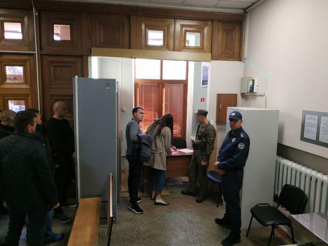 Новини Вінниці - фото з Боднарчука, що стріляв на заправці, не взяли під варту. Після суду в нього кидали яйцями Боднарчука, що стріляв на заправці, не взяли під варту. Після суду в нього кидали яйцями, фото №1 на сайті 20minut.ua