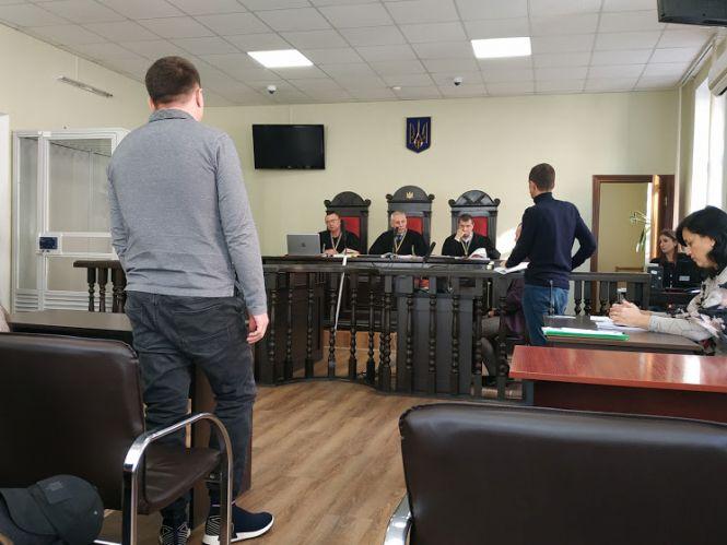 Новини Вінниці - фото з Боднарчука, що стріляв на заправці, не взяли під варту. Після суду в нього кидали яйцями Боднарчука, що стріляв на заправці, не взяли під варту. Після суду в нього кидали яйцями, фото №4 на сайті 20minut.ua
