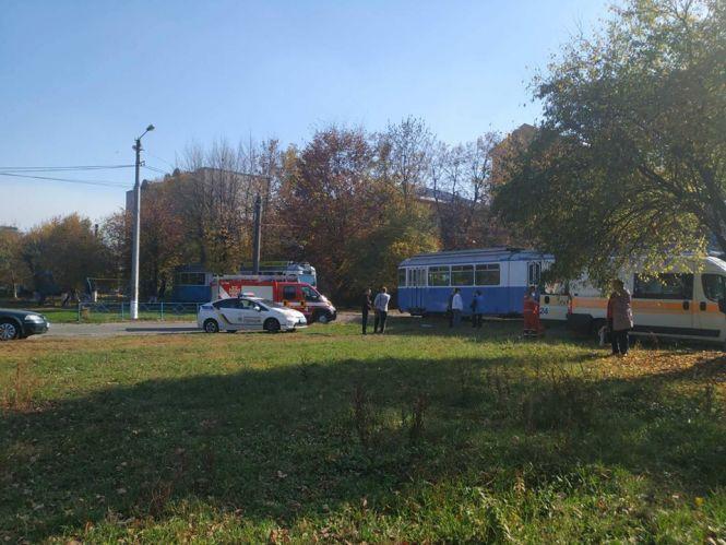 Смертельна ДТП на Стрілецькій: ВАЗ зіткнувся з трамваєм. Перші подробиці, фото №6 на сайті 20minut.ua