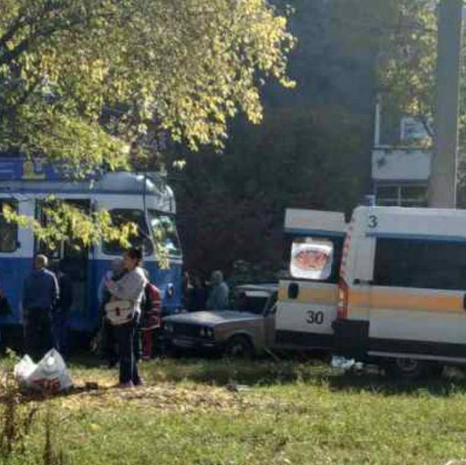 Смертельна ДТП на Стрілецькій: ВАЗ зіткнувся з трамваєм. Перші подробиці, фото №8 на сайті 20minut.ua