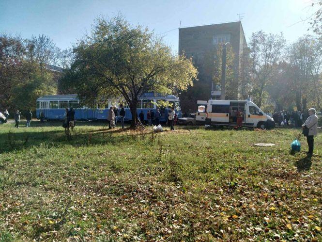 Смертельна ДТП на Стрілецькій: ВАЗ зіткнувся з трамваєм. Перші подробиці, фото №7 на сайті 20minut.ua