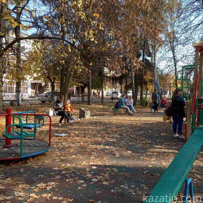 Новини Козятина - фото з Козятинський парк сьогодні, 20 жовтня: жовтогаряче листя в перемішку зі сміттям