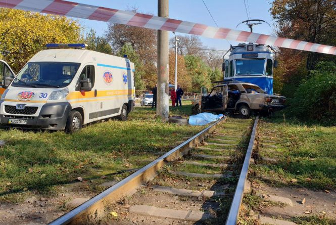 Смертельна ДТП на Стрілецькій: ВАЗ зіткнувся з трамваєм. Перші подробиці Смертельна ДТП на Стрілецькій: ВАЗ зіткнувся з трамваєм. Перші подробиці