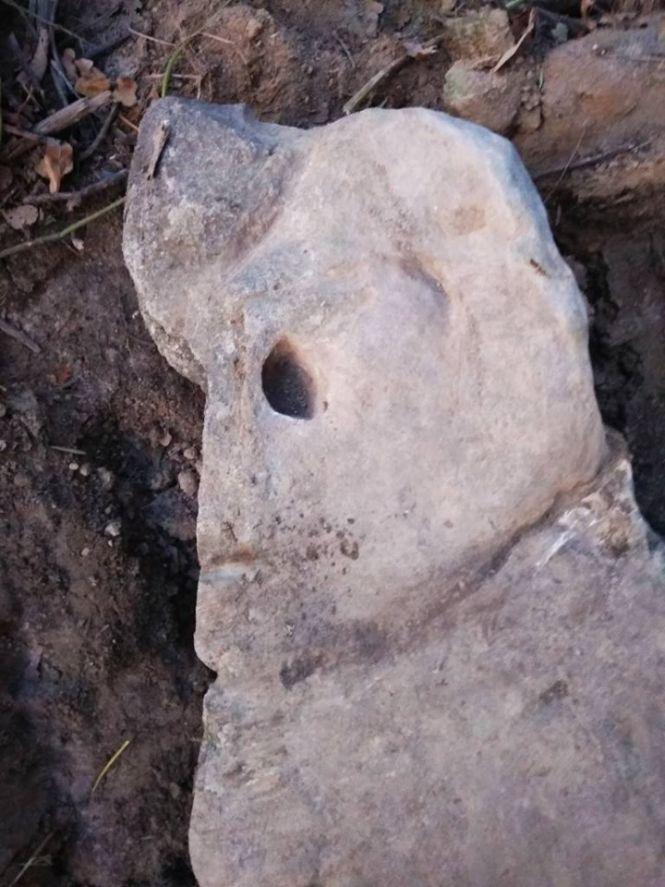 Валялась на узбіччі: поблизу Городківки виявили стелу, якій 5 тисяч років, фото №1 на сайті 20minut.ua