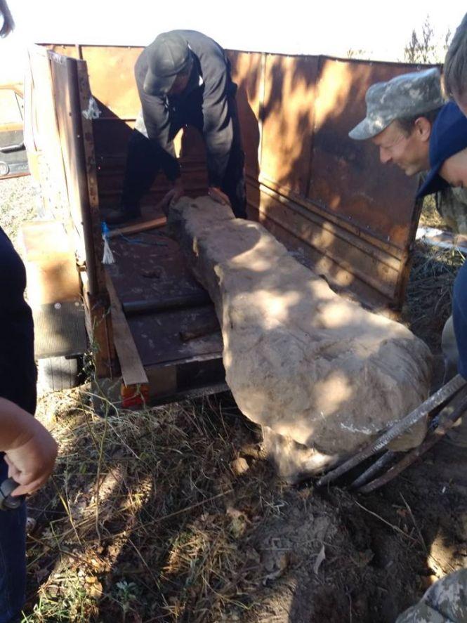 Валялась на узбіччі: поблизу Городківки виявили стелу, якій 5 тисяч років, фото №4 на сайті 20minut.ua