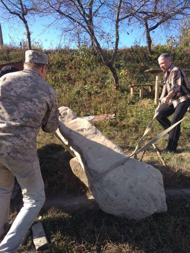 Валялась на узбіччі: поблизу Городківки виявили стелу, якій 5 тисяч років, фото №5 на сайті 20minut.ua
