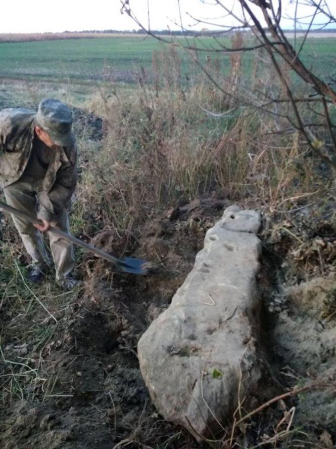 Валялась на узбіччі: поблизу Городківки виявили стелу, якій 5 тисяч років, фото №6 на сайті 20minut.ua