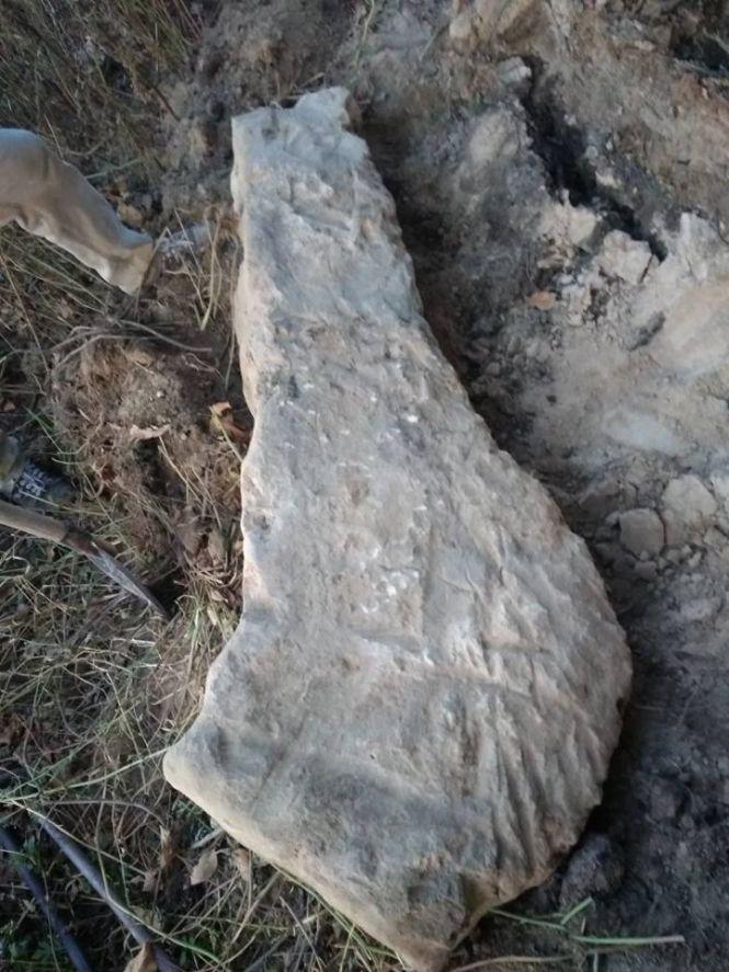 Валялась на узбіччі: поблизу Городківки виявили стелу, якій 5 тисяч років, фото №3 на сайті 20minut.ua