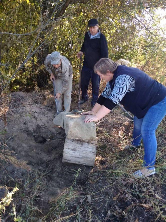 Валялась на узбіччі: поблизу Городківки виявили стелу, якій 5 тисяч років, фото №7 на сайті 20minut.ua