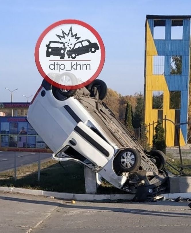 На Озерній перекинувся “Renault”. Правила порушив інший водій на сайті vsim.ua На Озерній перекинувся “Renault”. Правила порушив інший водій, фото №1 на сайті vsim.ua