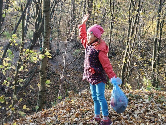 Новини Тернополя - фото з Фото дня: з ботанічного саду на Тернопільщині діти разом із батьками мішками виносять сміття Фото дня: з ботанічного саду на Тернопільщині діти разом із батьками мішками виносять сміття, фото №2 на сайті 20minut.ua