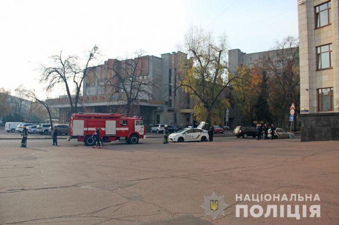 Новини Житомира - фото з Біля Житомирської ОДА поліція не виявила вибухових пристроїв або речовин Біля Житомирської ОДА поліція не виявила вибухових пристроїв або речовин, фото №1 на сайті 20minut.ua